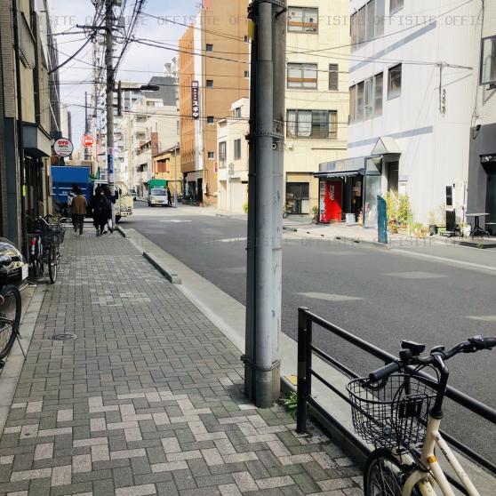 東京貴金属会館のビル前面道路