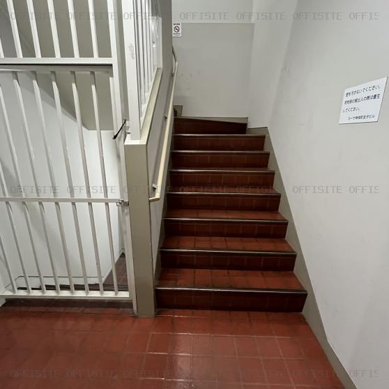 金子ビルの階段