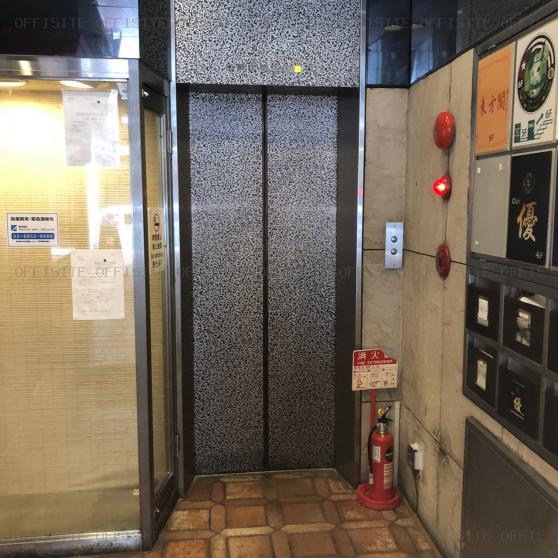 ヤブタビルのエレベーター