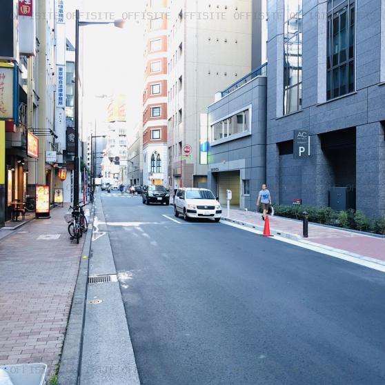 東京華僑商工聯合会館のビル前面道路