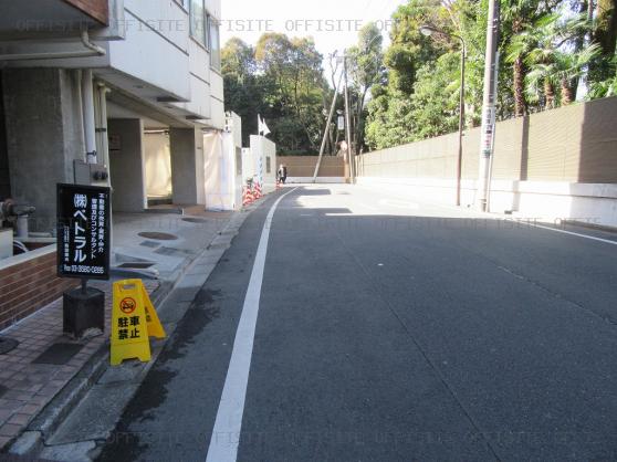 サンハイム永田町のビル前面道路