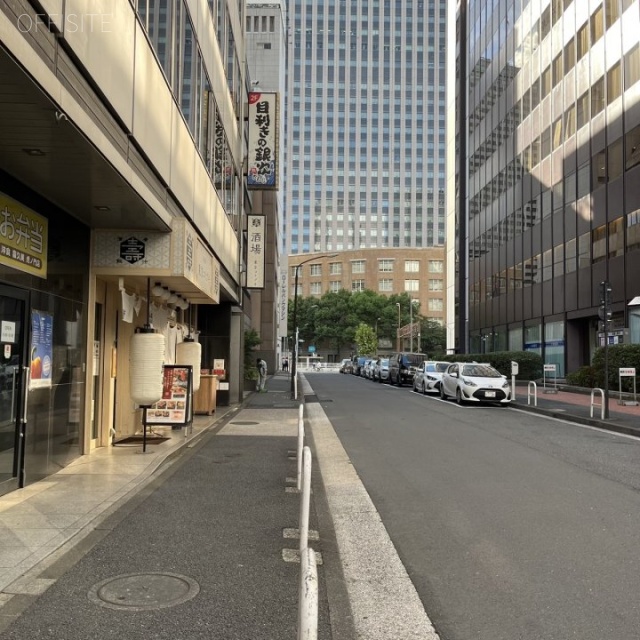 新虎ノ門実業会館(新館) 背面道路