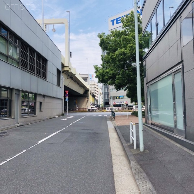 東貨ビル ビル前面道路