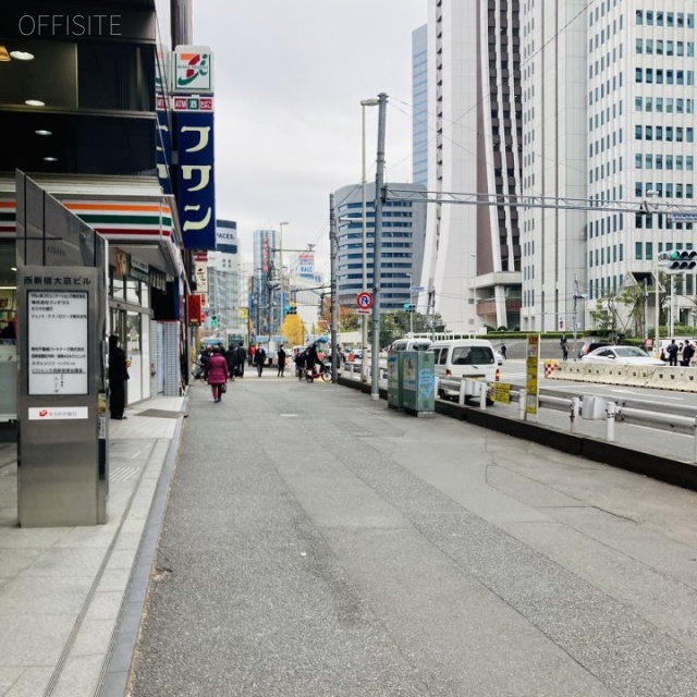 DUO西新宿 ビル前面道路