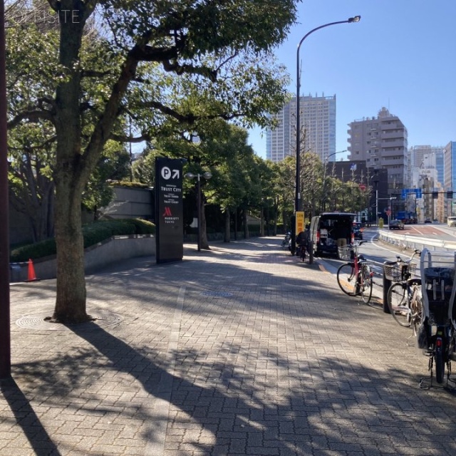 御殿山トラストタワー 前面歩道