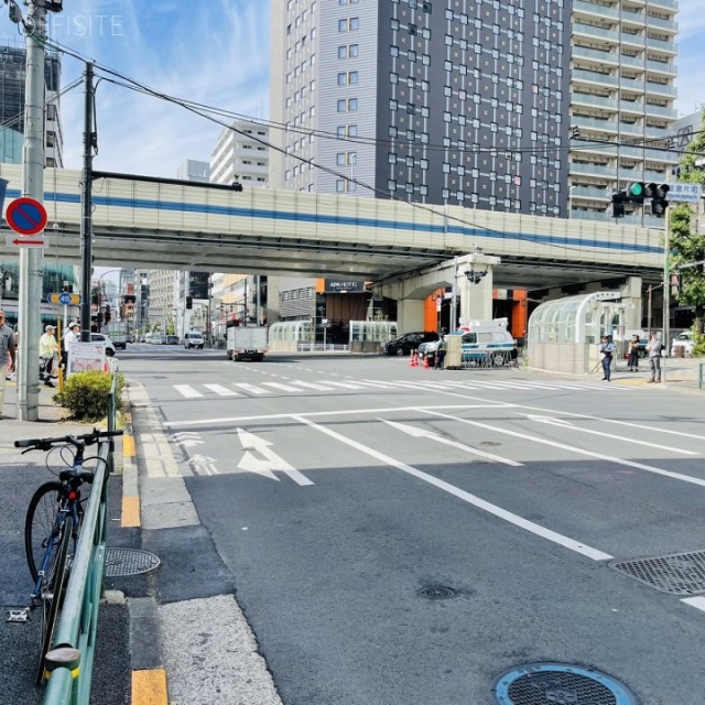 麻布台日ノ樹ビル 前面に外苑東通り