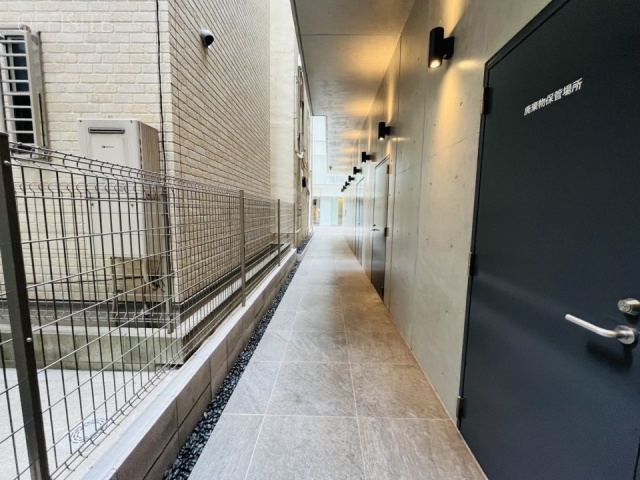 VORT京橋宝町 1階エントランスまでの廊下