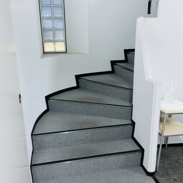 興信(日通住商神田)ビル 階段