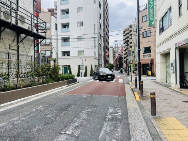 平和MKビル 前面道路