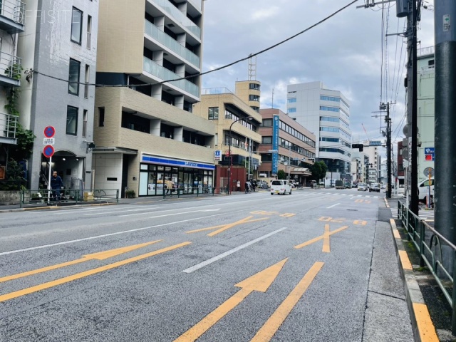 本郷ビル 前面に春日通り