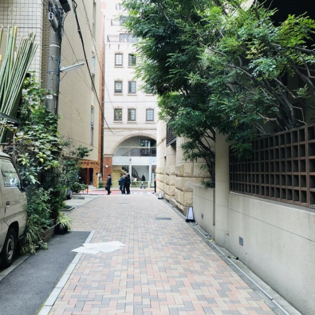 青山深見ビル ビル前面道路