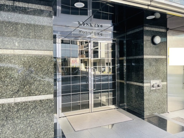 グランデミスモビル オフィスビル出入口