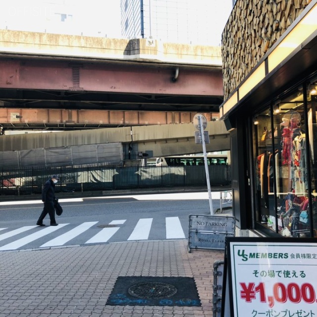 舶来堂ビル ビル前面道路