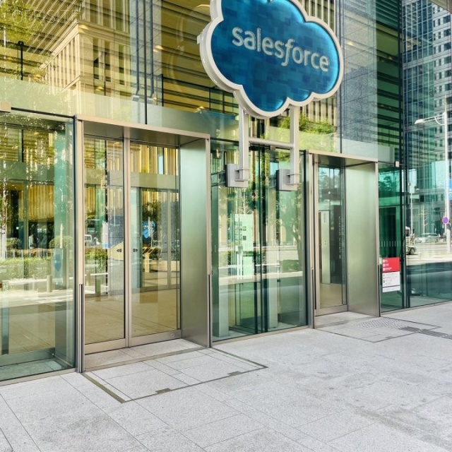 日本生命丸の内ガーデンタワー オフィスビル出入口