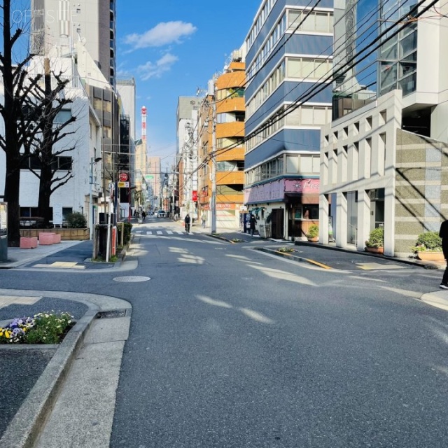 新橋安達ビル ビル前面道路