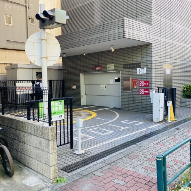 ワイズビル 駐車場
