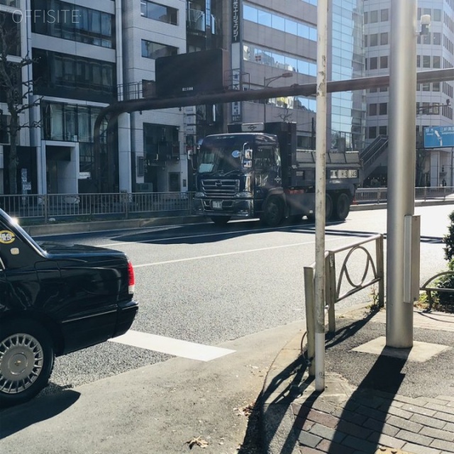 三雄ビル ビル前面道路