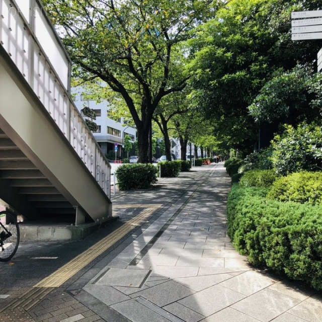 愛宕グリーンヒルズMORIタワー ビル前面道路