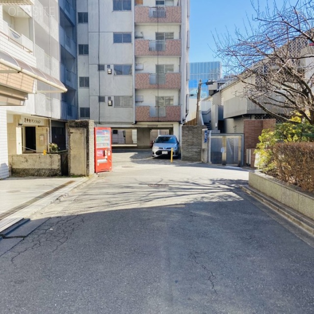 日産研会館 ビル前面道路