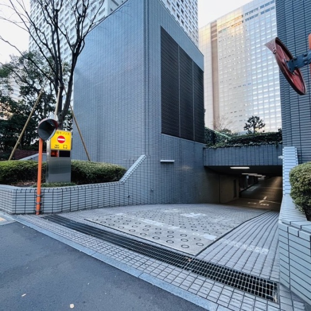 新宿モノリス 駐車場