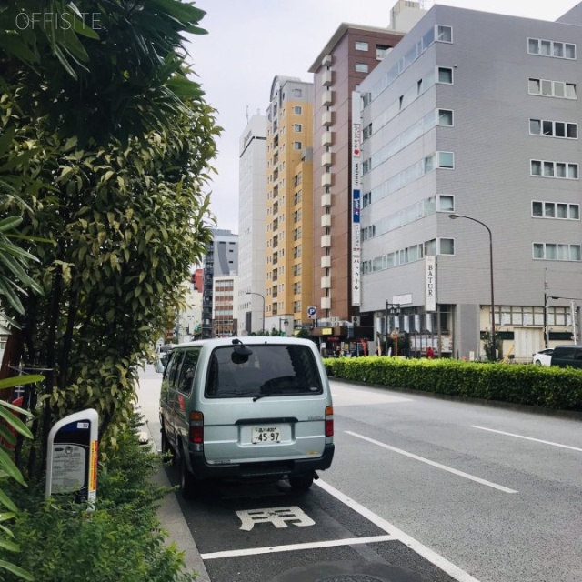 GUNKAN東新宿 ビル前面道路