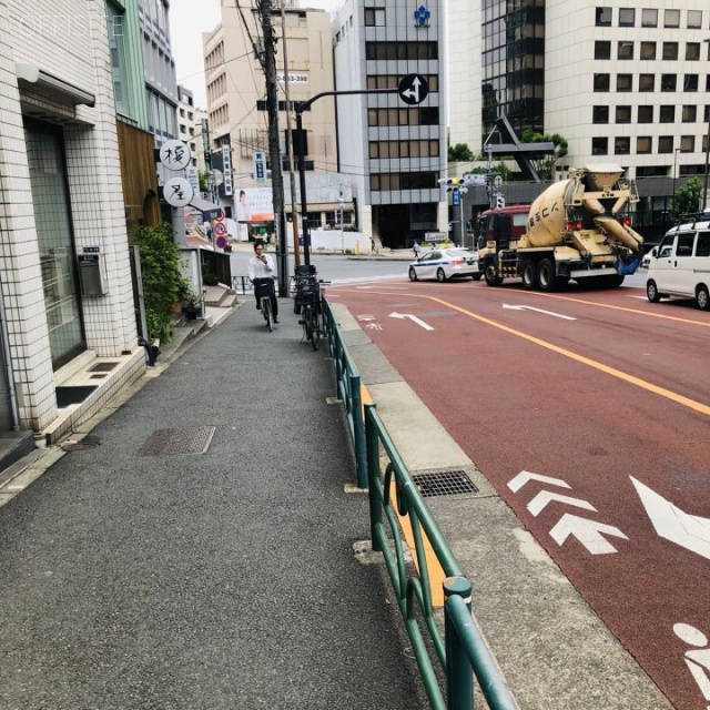 ランドコム麻布台 ビル前面道路