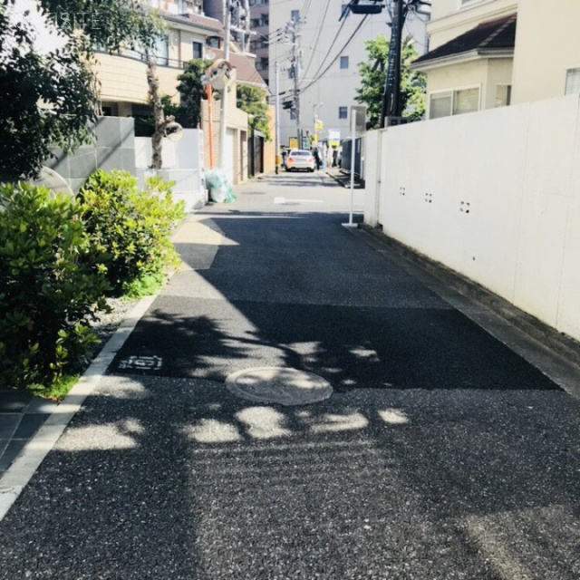 ヴィラージュ白金台 ビル前面道路