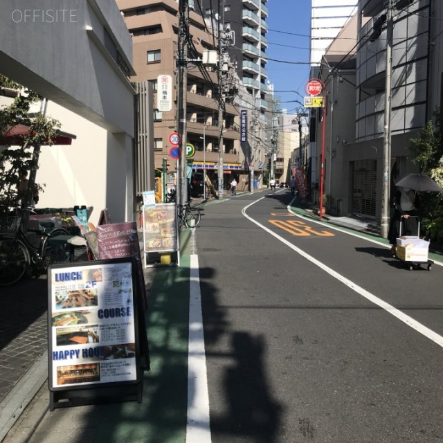 モドマルシェ渋谷桜丘ビル ビル前面道路