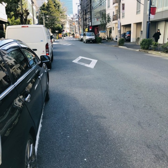 アマデウスハウス ビル前面道路