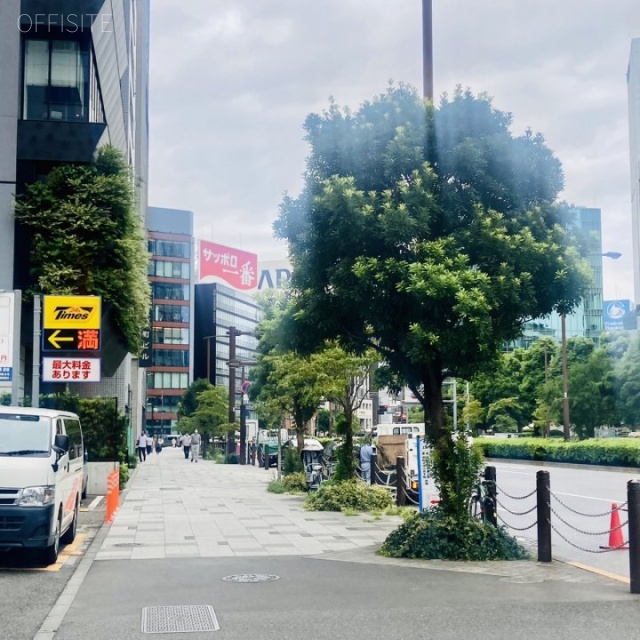 白亜ビル ビル前面道路