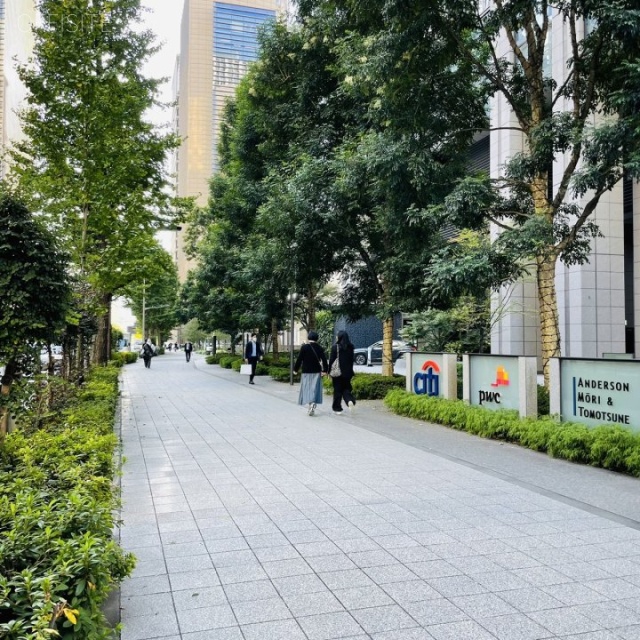 大手町パークビル 前面歩道