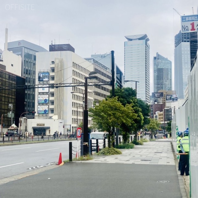 白亜ビル ビル前面道路
