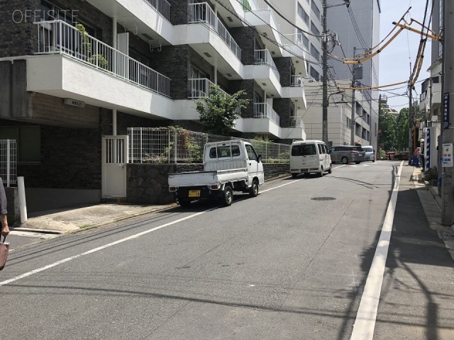 四谷エースビル ビル前面道路