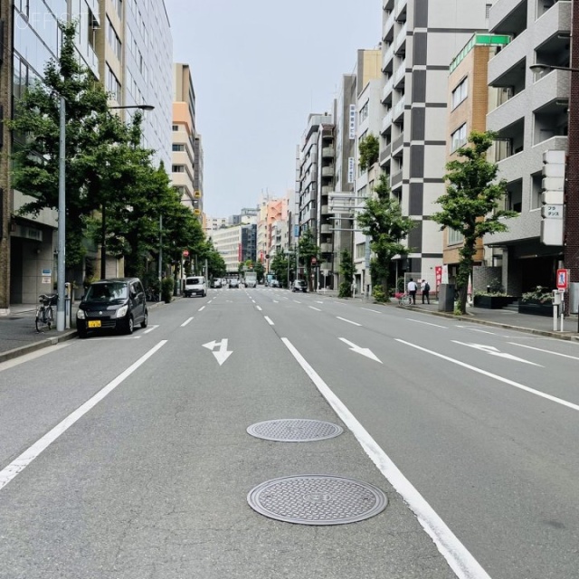 日伸ビル ビル前面道路