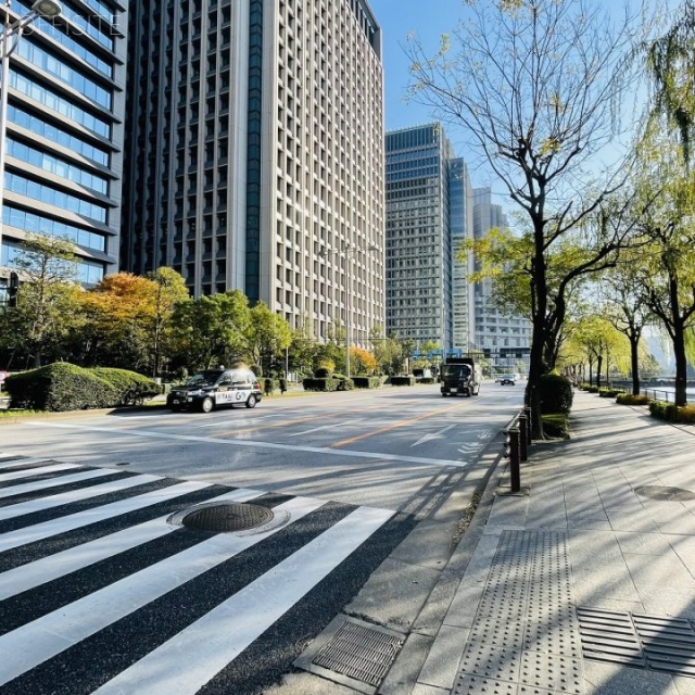 大手町パークビル 前面に内堀通り