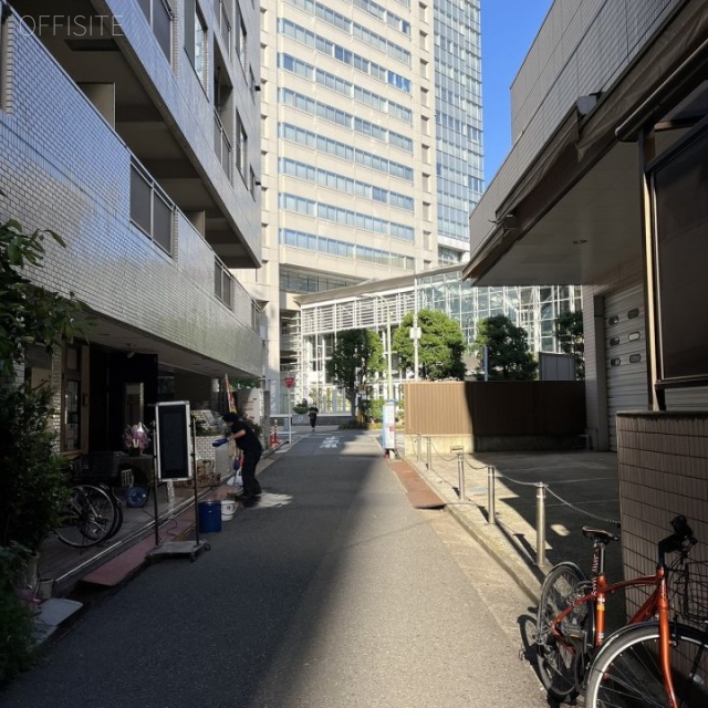 第二日比野ビル エントランス側道路