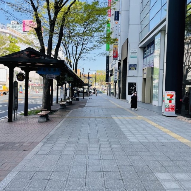 エキニア青葉通り 前面歩道