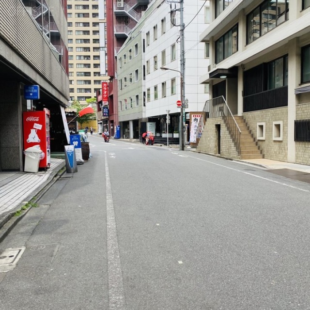 日産ビル ビル前面道路