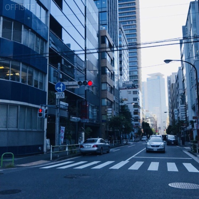 小里ビル ビル前面道路