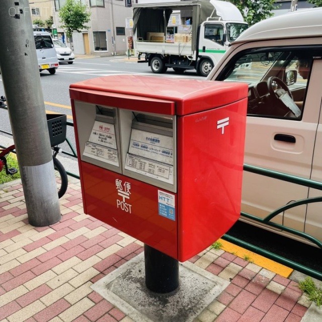 太平サクラビル 前面に郵便ポスト