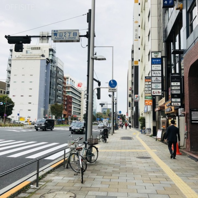 青山サクセスビル ビル前面道路