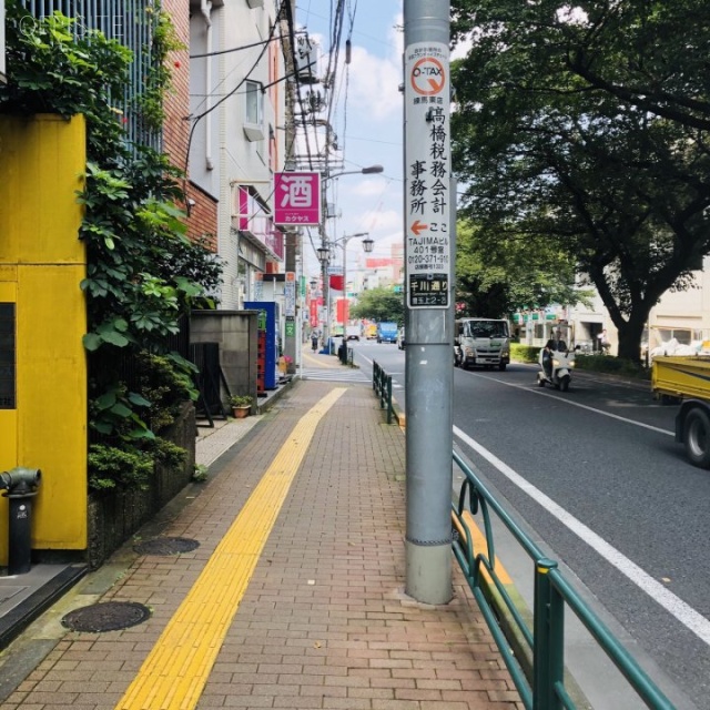 但馬ビル(タジマビル) ビル前面道路