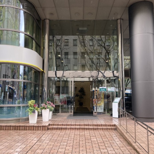 HF横浜山下ビル オフィスビル出入口