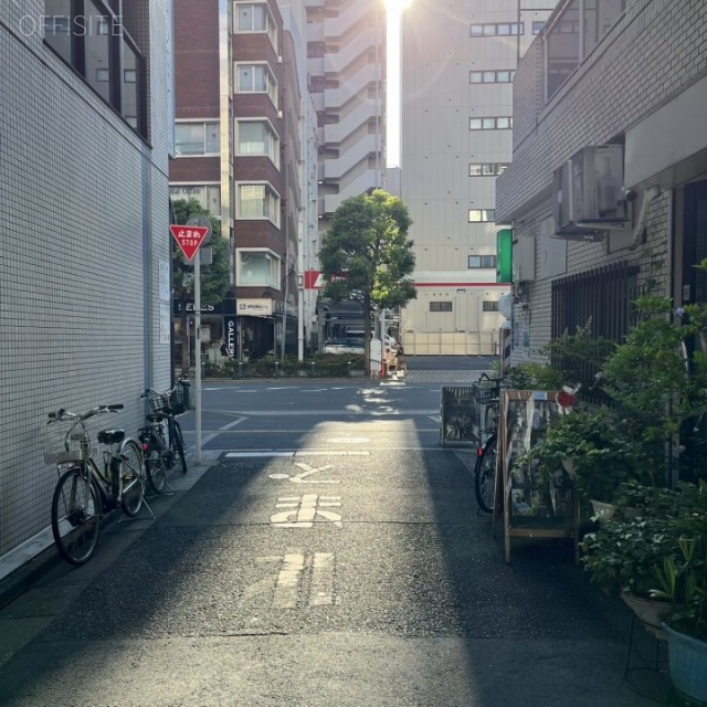 第二日比野ビル エントランス側道路