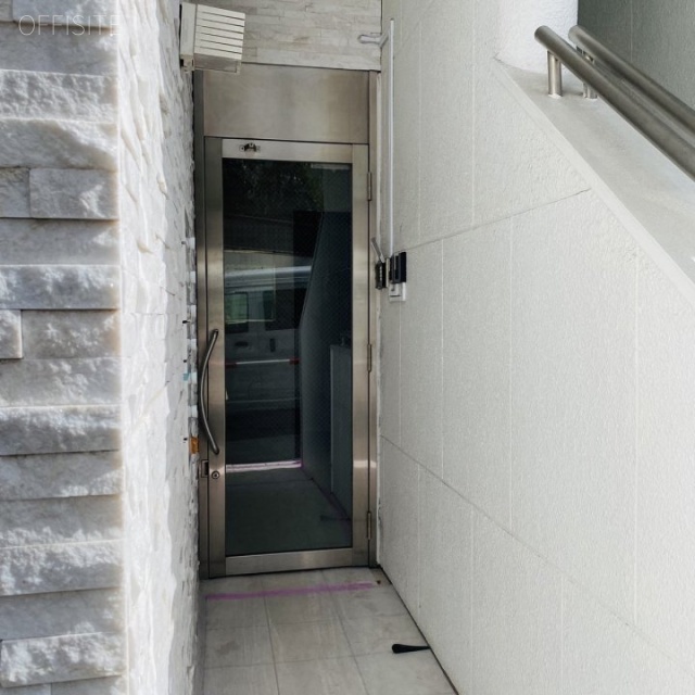 DeLCCS新宿御苑 オフィスビル出入口