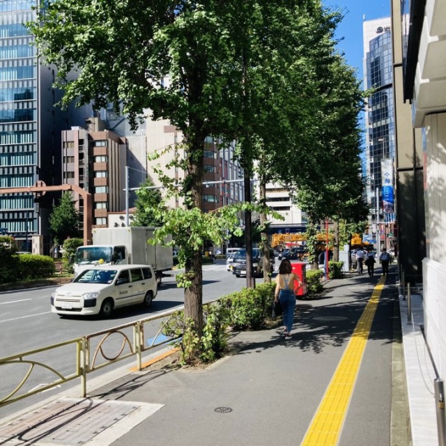 ヤクルト本社ビル ビル前面道路