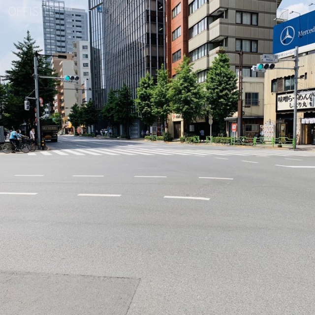 AUBE新川ビル 前面は八重洲通り、鍛冶橋通り通りの交わる新川二丁目交差点