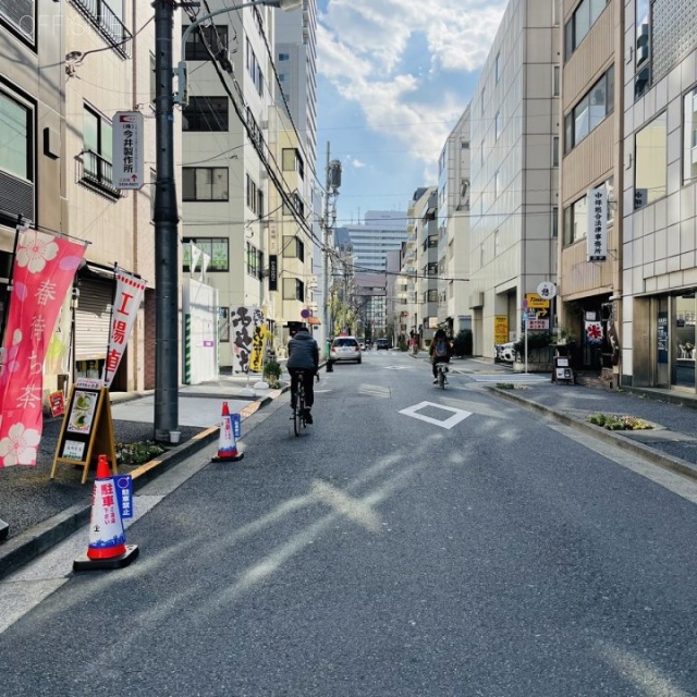 新橋安達ビル ビル前面道路