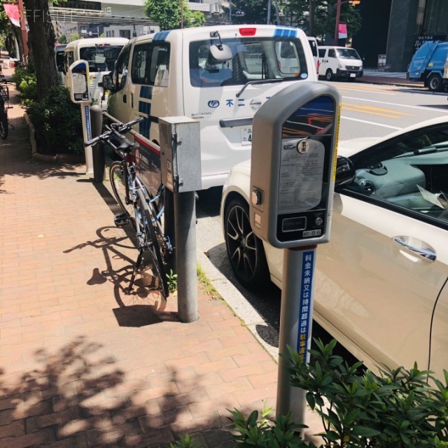 S-Glanz KUDANビル 前面に白枠駐車場