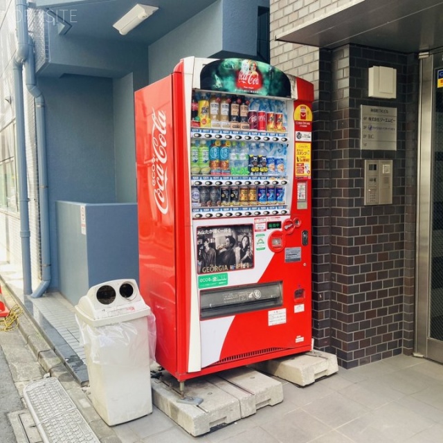 神保町TKビル エントランス前 自販機